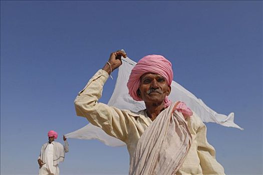 男人,穿,粉色,缠头巾,弄干,白色,布,拉贾斯坦邦,北印度,亚洲