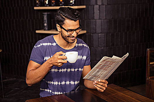 男人,读,报纸,喝咖啡,咖啡馆