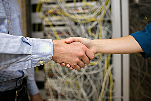 技术人员,握手,服务器机房,数据,中心