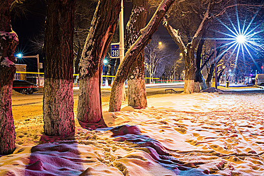 大雪晚上的车流