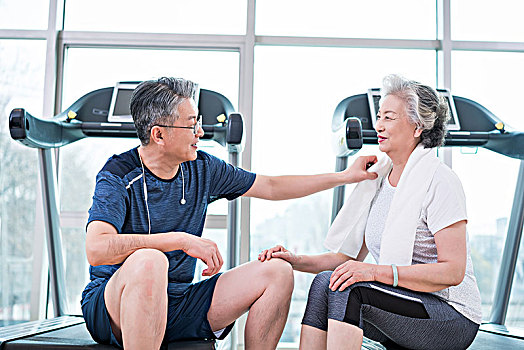老年夫婦在健身房健身