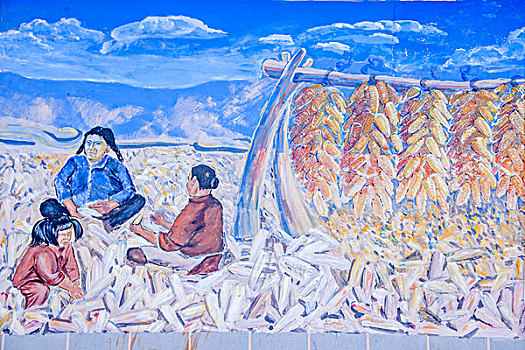 云南东川红土地雪原中的农舍墙头壁画