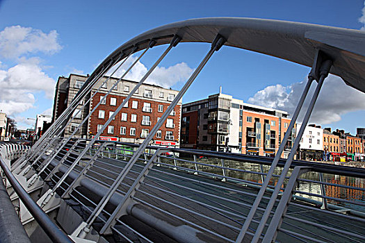 爱尔兰,都柏林,城市,北方,码头,风景,詹姆斯-乔伊斯,桥,一个,公路桥,连接,岛屿,上方,利菲河,设计,西班牙,建筑师,圣地亚哥,2003年