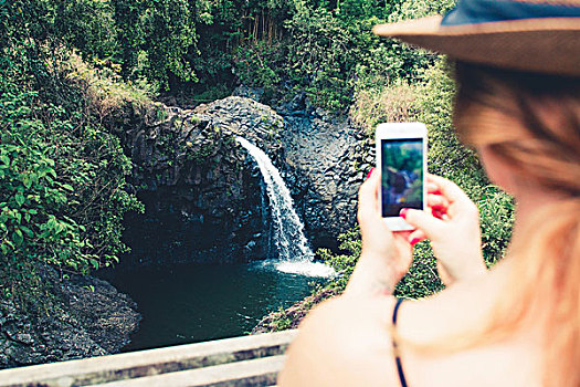 上方,肩部,风景,女性,游客,摄影,瀑布,智能手机,哈雷阿卡拉火山,夏威夷,美国