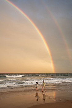 海滩和远方的彩虹