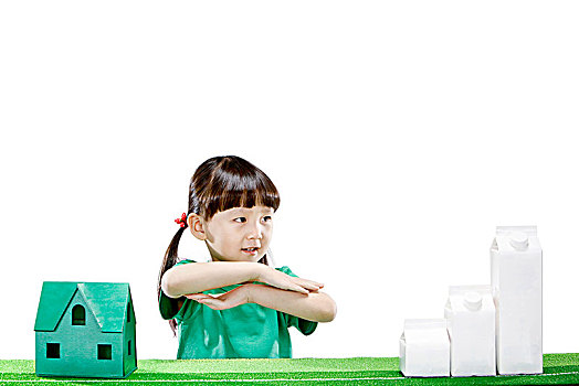 穿绿衣服拿牛奶盒的小女孩