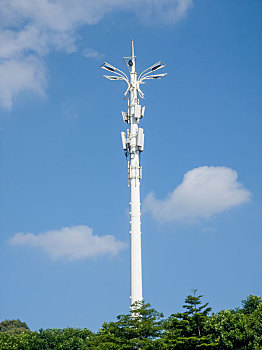 户外拍摄的通信信号塔
