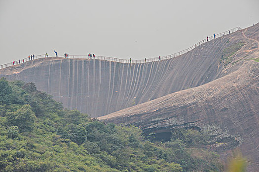 山,丹霞,游人,坡顶,驴友,旅行,地质公园,丹霞地貌,灌木,树,草,水潭,素材,平面设计