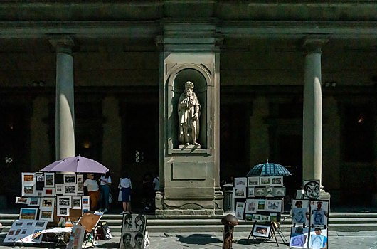 佛罗伦萨乌菲齐美术馆达芬奇雕像