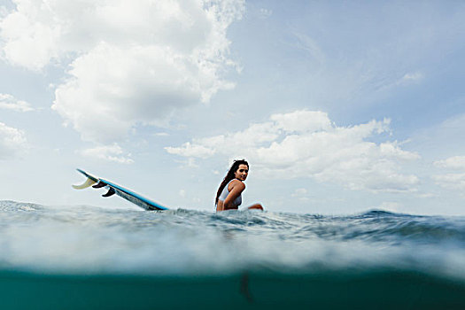 贴地拍摄,风景,女人,冲浪板,看镜头,瓦胡岛,夏威夷,美国