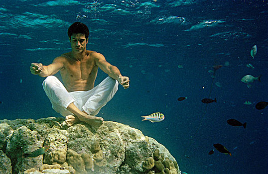男青年,坐,瑜伽姿势,石头,水下