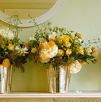 两个,小,银,花瓶,几个,品种,黄玫瑰,放置,壁炉架,伦敦,客厅