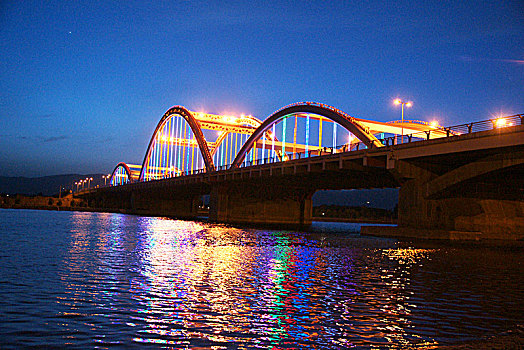 夜色下的彩虹美丽桥