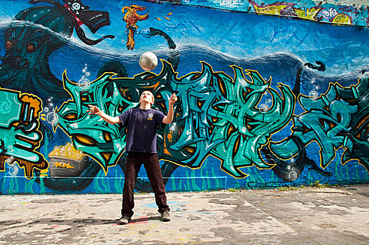 男孩,10岁,玩,足球,正面,涂鸦,遮盖,墙壁,足球场,科隆,北莱茵威斯特伐利亚,德国,欧洲