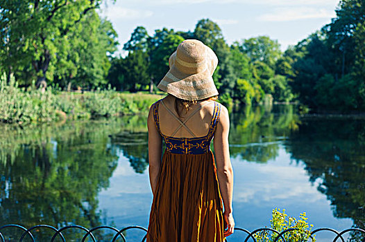 美女,戴着,连衣裙,帽子,站立,水塘,公园,晴朗,夏天