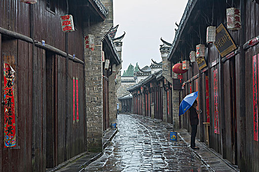 雨中三河古镇