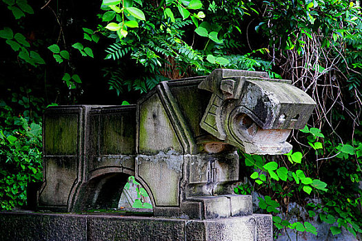 重庆市开县盛山公园中十二生肖雕刻中的虎属象