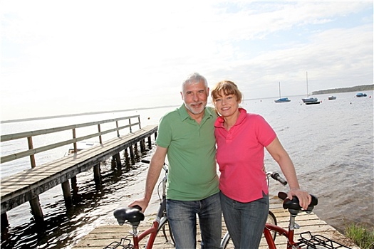 老年,夫妻,骑自行车,湖岸