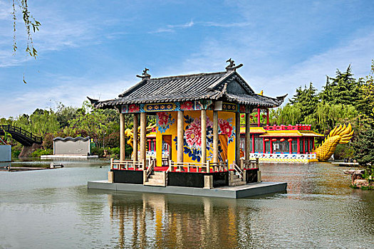 杨州瘦西湖园林水上戏台