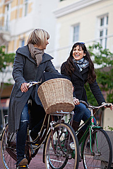 女人,骑,自行车,城市街道