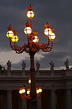 梵蒂冈圣彼得广场路灯与柱廊雕像