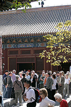 北京雍和宫内烧香的游客