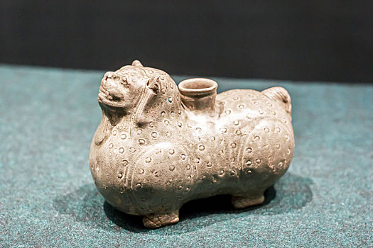 南京市博物馆馆藏东晋青瓷联珠纹狮形插器