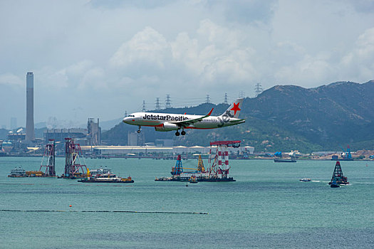 一架越南捷星太平洋航空的客机正降落在香港国际机场