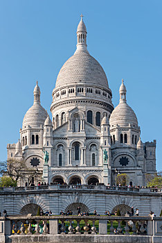 仰视法国巴黎圣心大教堂