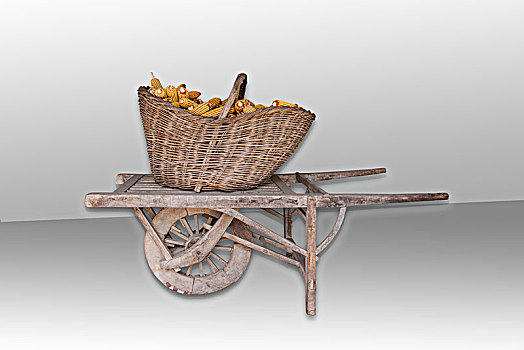 云冈皮影戏木偶表演场展出的山西农家用的独轮车