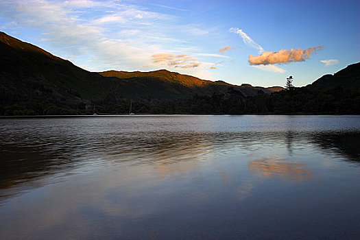 英格兰,坎布里亚,乌尔斯维特湖,围绕,山,反射,水,局部,湖区国家公园