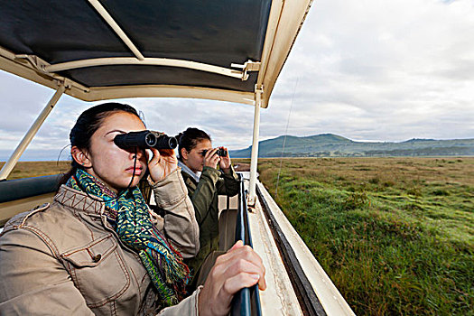 两个女孩,18岁,动物,双筒望远镜,纳库鲁湖国家公园,肯尼亚,东非