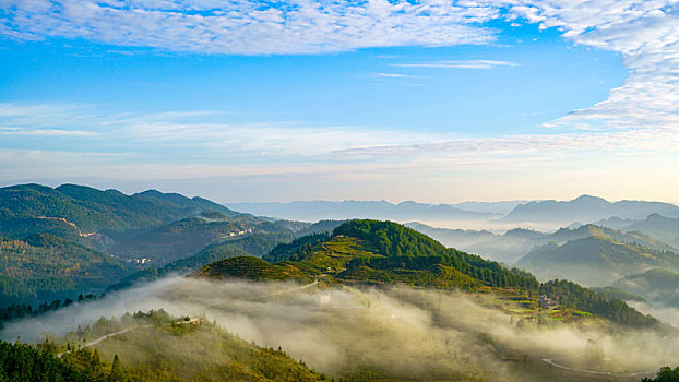 秋雾阿娜多姿美乡村