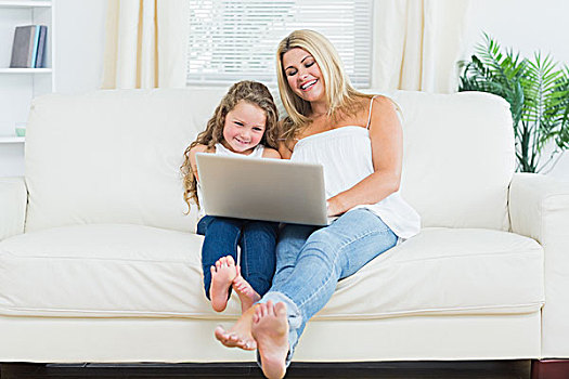 微笑,女儿,母亲,休息,沙发,笔记本电脑