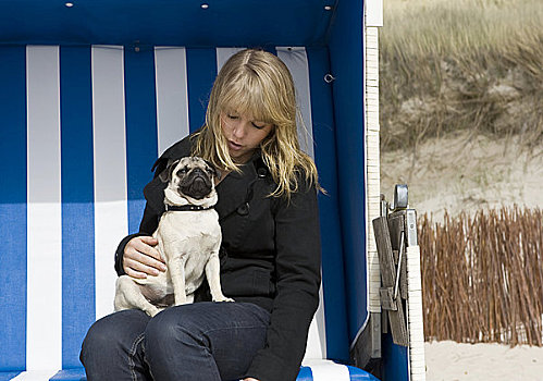 哈巴狗,小狗,倚在膝上,女青年,沙滩椅,石荷州,德国