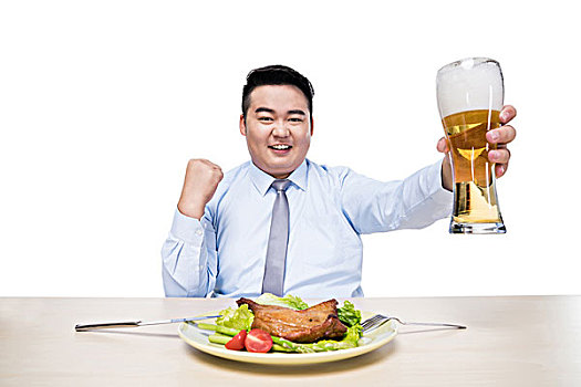 胖子在吃饭喝啤酒