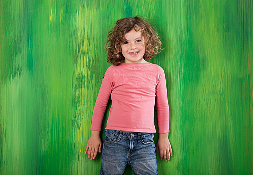 红发,女孩,5岁,站立,正面,绿色,墙壁