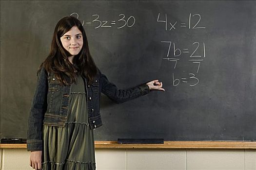 女孩,站立,正面,黑板,指向,数学,问题