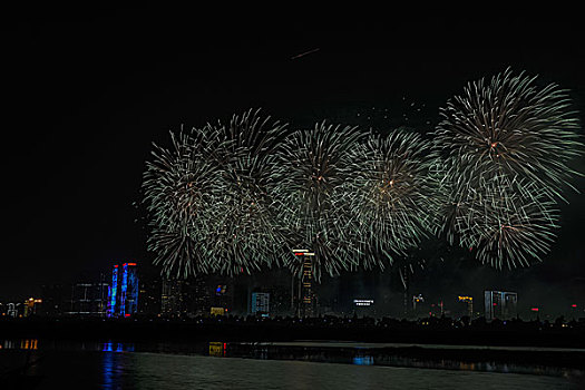 烟花,建筑群,河流,夜景,水,灯,节日