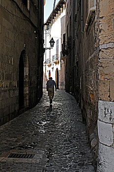 男人,走,狭窄,小巷,帕尔马,马略卡岛,西班牙,欧洲