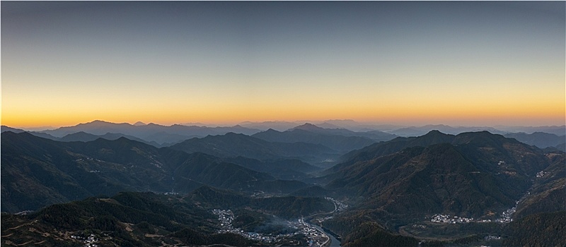 宽幅群山山峦山谷村落航拍