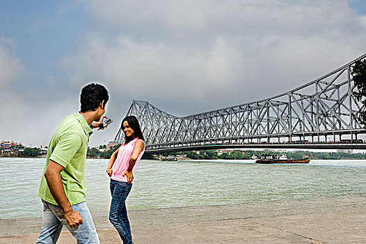 男人,拍照,女人,桥,背景,河,加尔各答,西孟加拉,印度