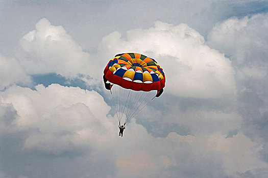 滑翔伞运动者,蓝天,云