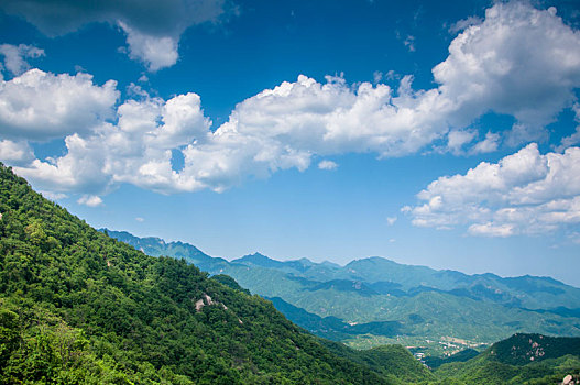 晴朗天气有云朵的山地环境