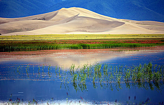 新疆巴里坤鸣沙山