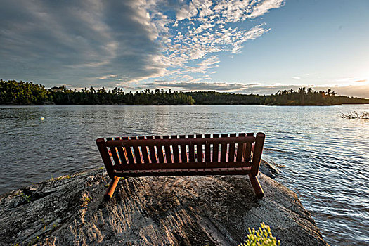 木制长椅,岩石上,湖,岸边,木头,安大略省,加拿大