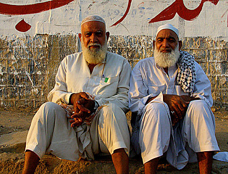 两个男人,坐,旁边,道路,卡拉奇,巴基斯坦,四月,2007年