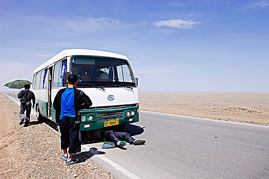 巴士,抛锚,戈壁沙漠,敦煌,甘肃,丝绸之路,中国