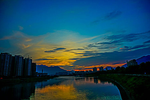 建筑群,高楼,河,灯,夜景,倒影,蓝天,白云