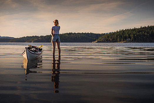 美女,皮划艇手,站立,向外看,上方,湖,奎德拉岛,坎贝尔河,加拿大